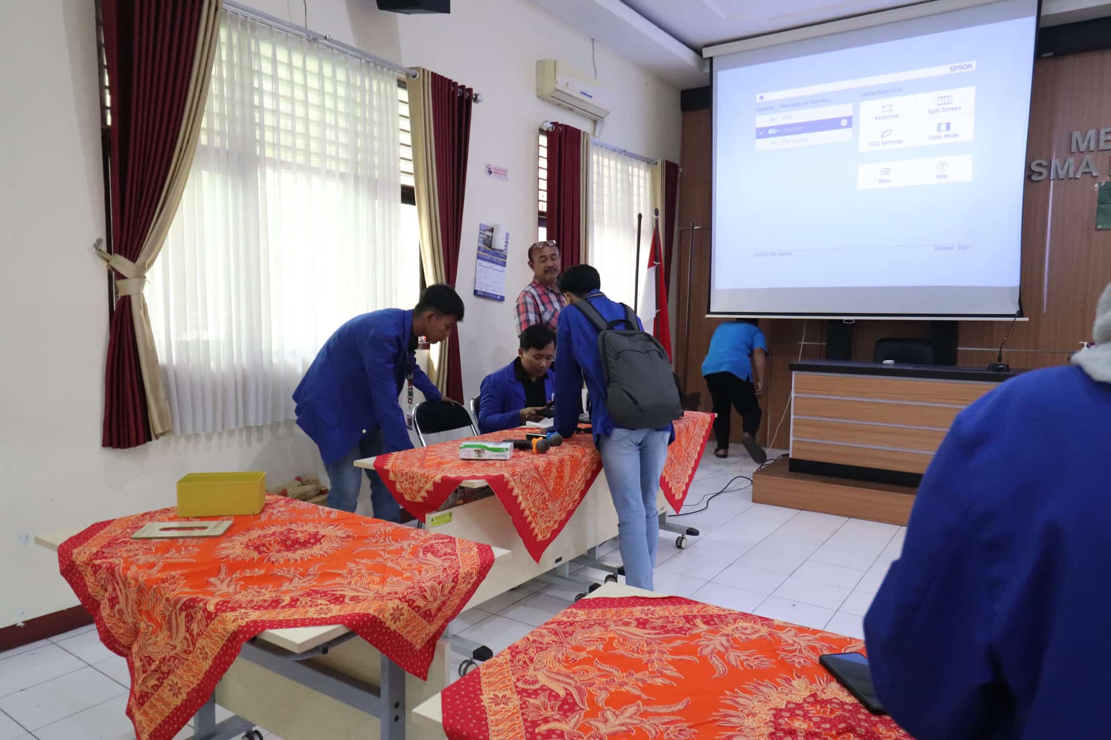 Persiapan Acara di Aula SMA Negeri 11 Semarang